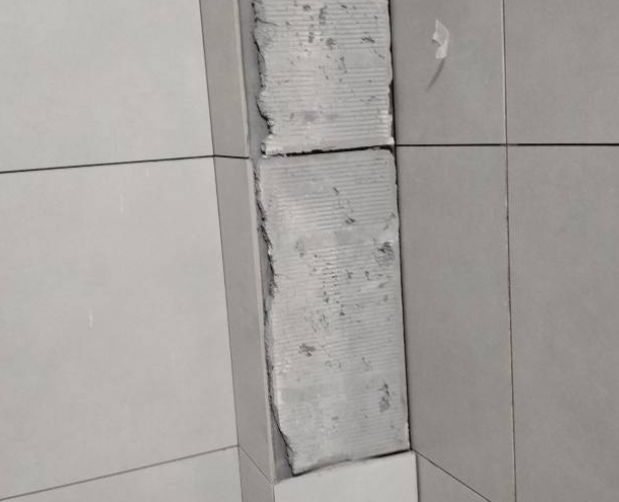 永康瓷砖空鼓维修公司分享下瓷砖施工前基层浇水润湿程度不足，可能导致以下问题